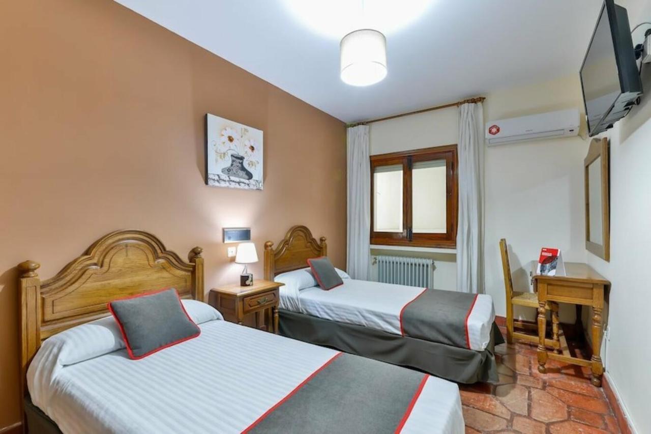 Hostal Alfonso XI Guadalupe  Exteriör bild