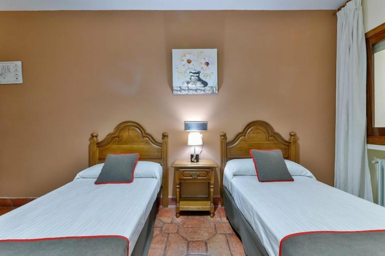 Hostal Alfonso XI Guadalupe  Exteriör bild