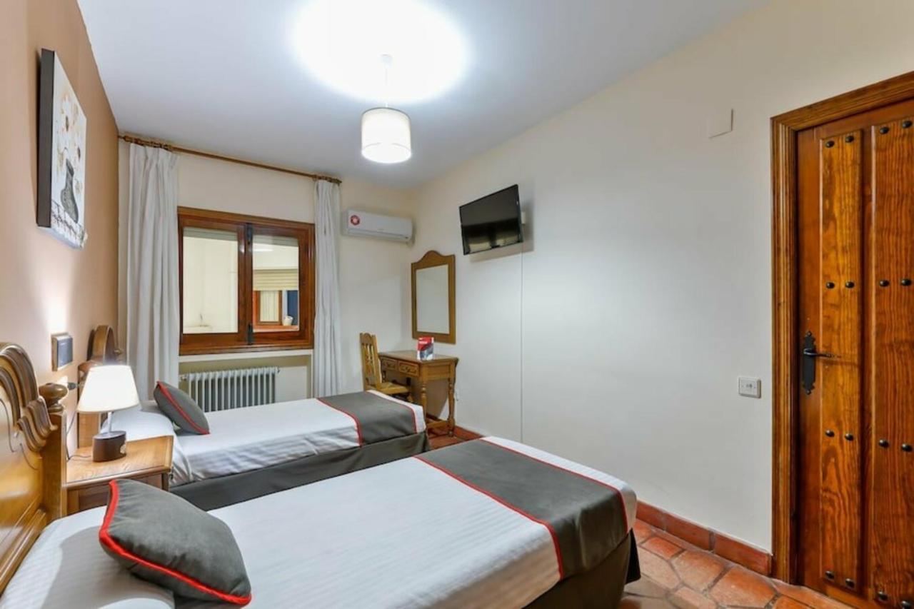Hostal Alfonso XI Guadalupe  Exteriör bild