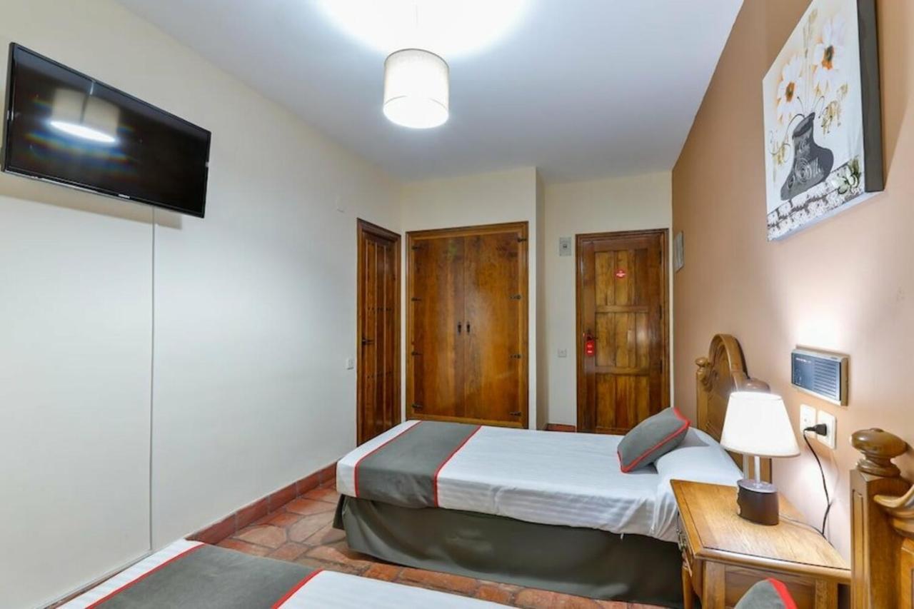 Hostal Alfonso XI Guadalupe  Exteriör bild