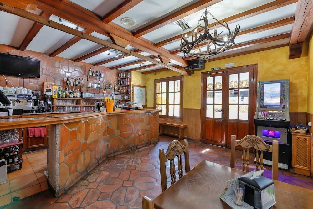 Hostal Alfonso XI Guadalupe  Exteriör bild