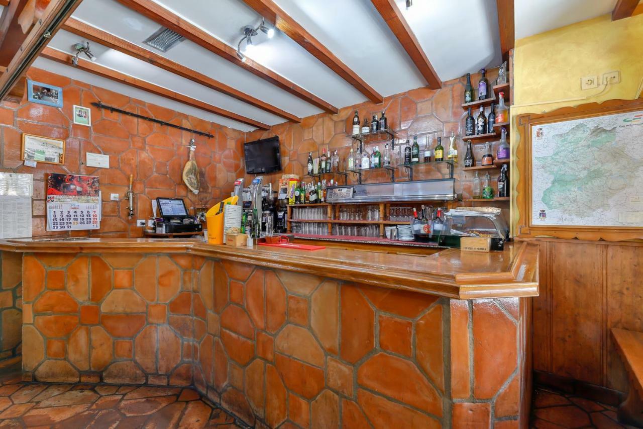 Hostal Alfonso XI Guadalupe  Exteriör bild